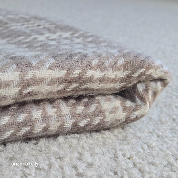 NWOT Cashmere Houndstooth Square Scarf Tan White Large - Picture 14 of 14